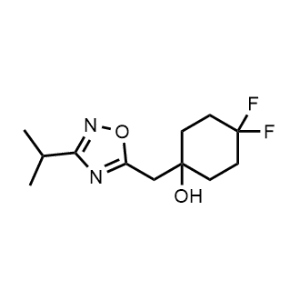 4,4-Difluoro-1-((3-isopropyl-1,2,4-oxadiazol-5-yl)methyl)cyclohexan-1-ol|CS-0953651